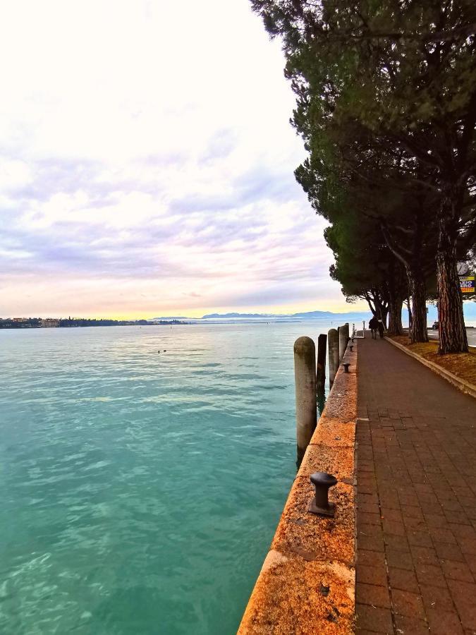 Old Town Apartment With Terrace - Live Love Lake Peschiera del Garda Exteriér fotografie